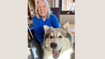 A visit from Thunder the therapy husky at Nottingham care home